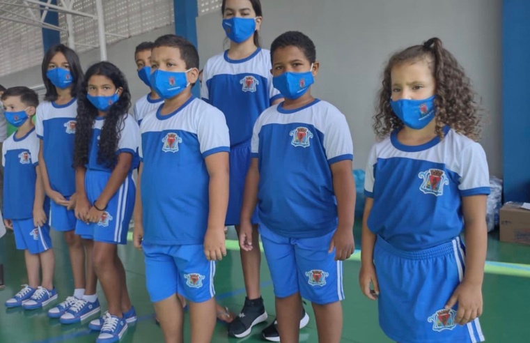 Alunos de Tuneiras do Oeste recebem uniformes