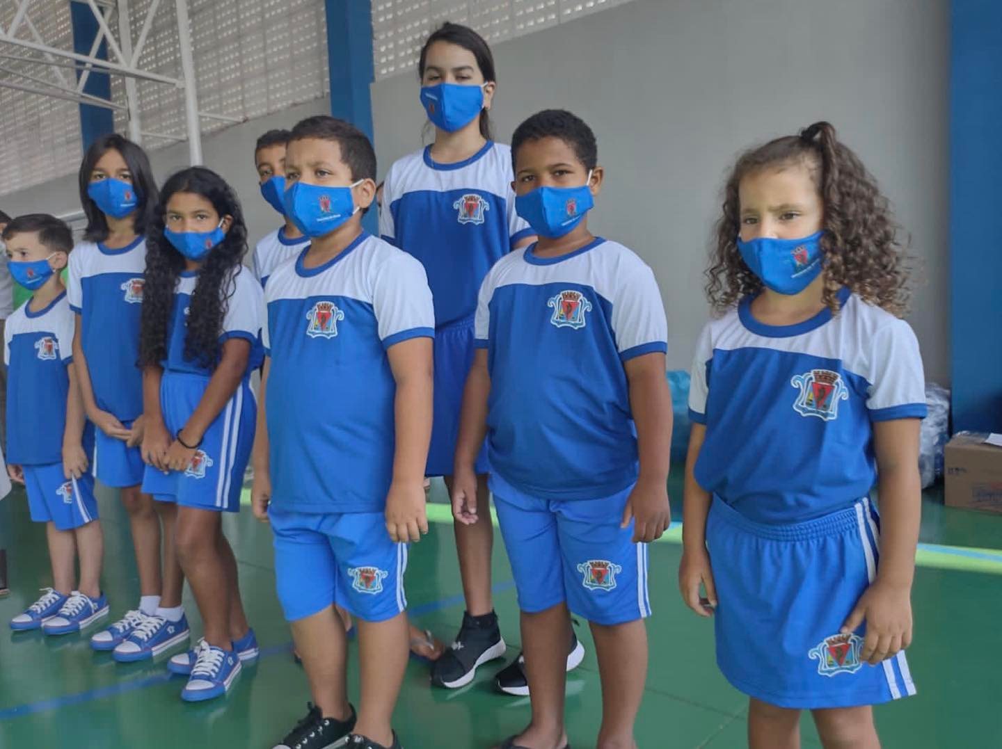 Alunos de Tuneiras do Oeste recebem uniformes