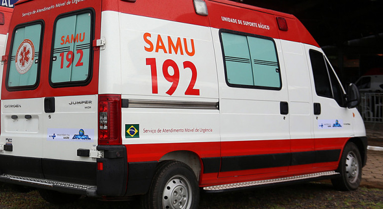 Condutor com sinais de embriaguez cai com veículo em caixa de contenção em Vidigal.