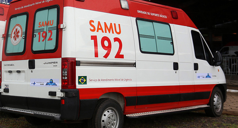 Condutor com sinais de embriaguez cai com veículo em caixa de contenção em Vidigal.