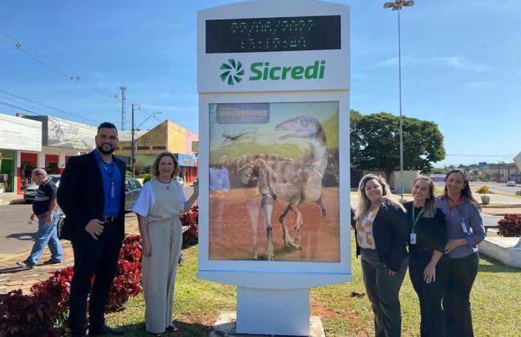 Relógio personalizado é instalado no centro da cidade de Cruzeiro do Oeste