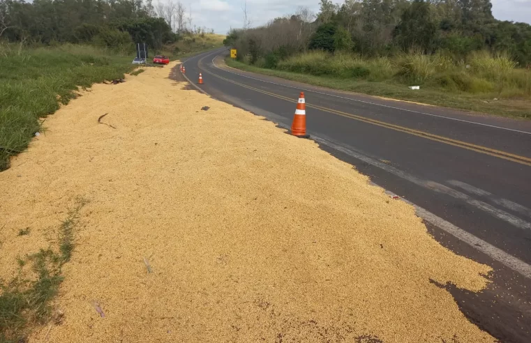 Carreta carregada com soja tomba na PR-323, a dois quilômetros de Umuarama