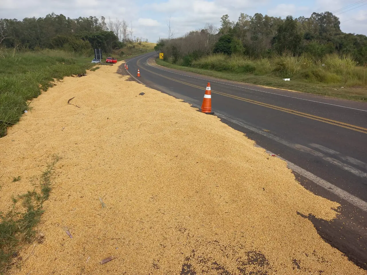 Carreta carregada com soja tomba na PR-323, a dois quilômetros de Umuarama