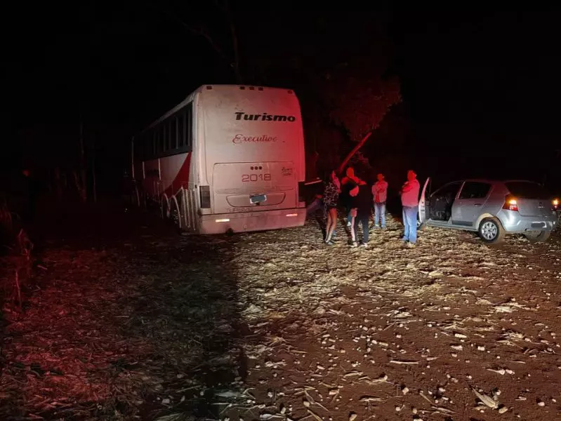 Usando colete da PRF, quadrilha armada assalta ônibus na PR-082