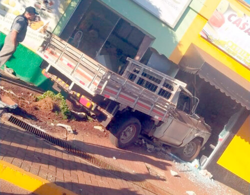 Camioneta entra em loja em acidente em Boa Esperança