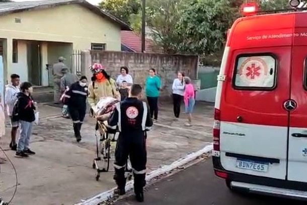 Bombeiros arrombam porta de casa para que idoso fosse atendido em Umuarama