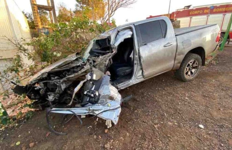 Motorista de Hilux fica ferido após batida contra caminhão￼