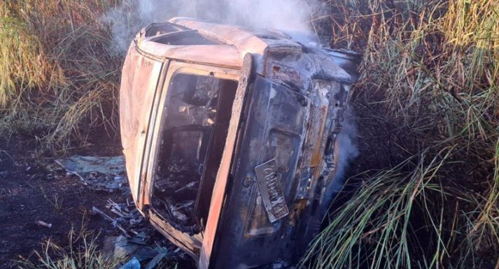 Carro pega fogo após capotar na rodovia na região de Campo Mourão￼