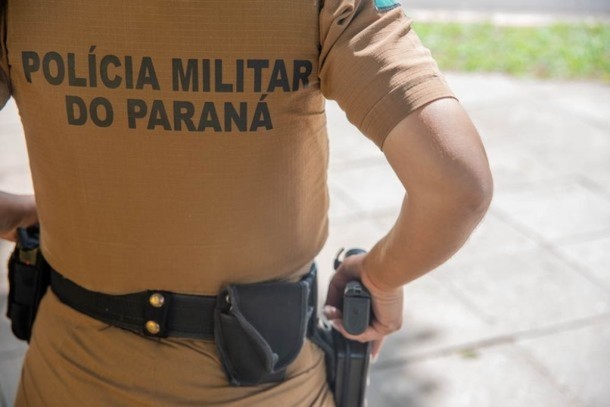 Homens se identificam como policiais e efetuam disparos de arma de fogo