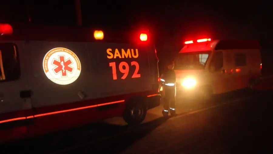 Mulher precisa de socorro dos bombeiros e do Samu após cair em bueiro no Alto da Paraná