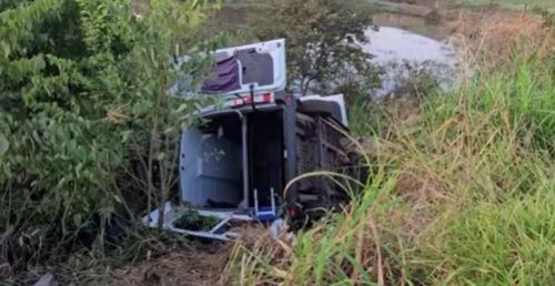 14 pessoas ficam feridas após acidente entre van da saúde e um carro