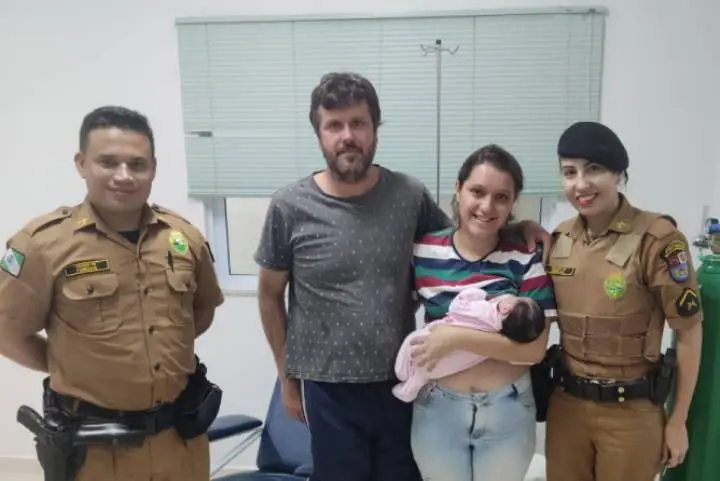 Pai de bebê engasgada com leite diz que foi a Divina Providência que colocou policiais em seu caminho