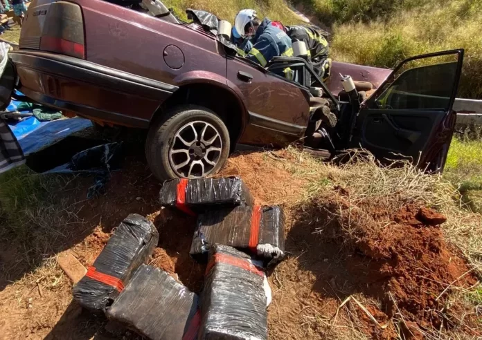 Carro carregado com drogas bate após perseguição, em Nova Esperança