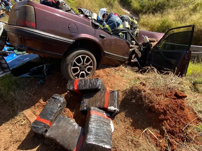 Carro carregado com drogas bate após perseguição, em Nova Esperança