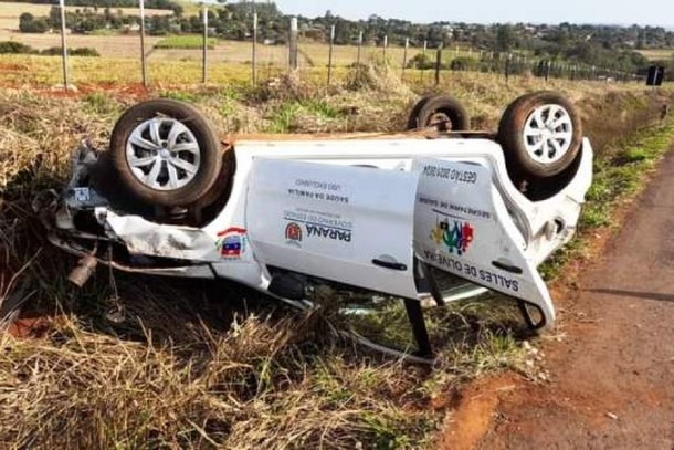 Motorista perde controle e capota carro da secretaria da saúde na PR-364