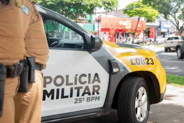 Criminosos armados se passam por policiais para roubar carro