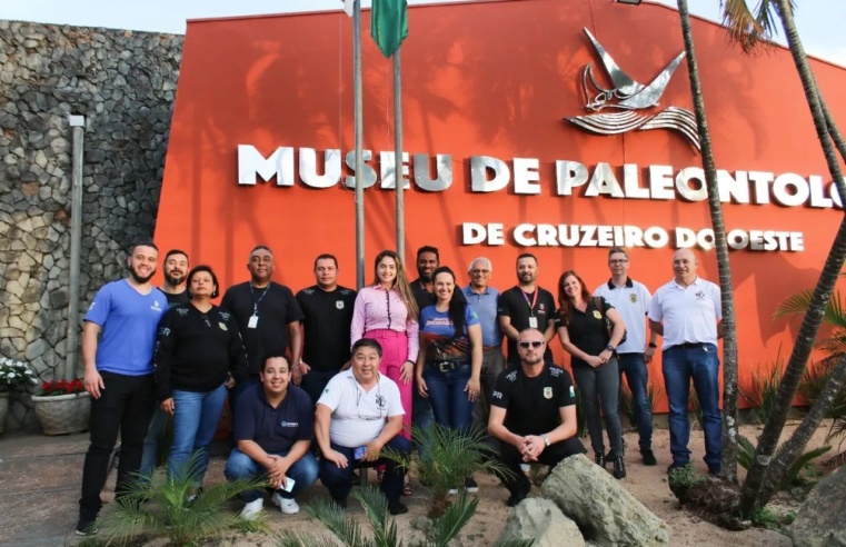 Colaboradores do estado visitam Museu de Paleontologia