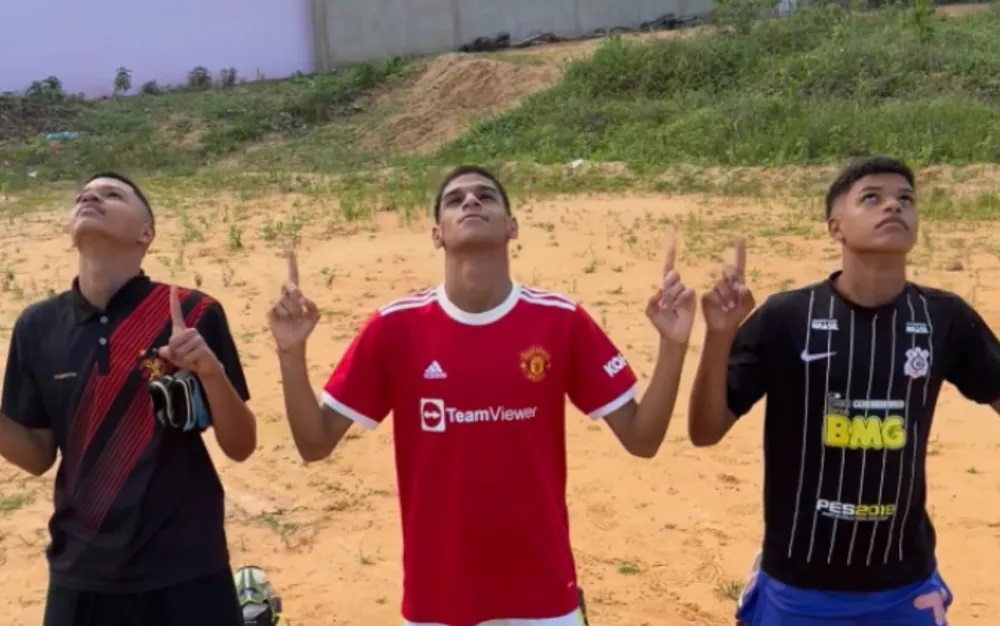 Luva de Pedreiro apaga vídeo em que anunciava fim de carreira e posta nova foto em rede social: ‘vamos voltar mais fortes’