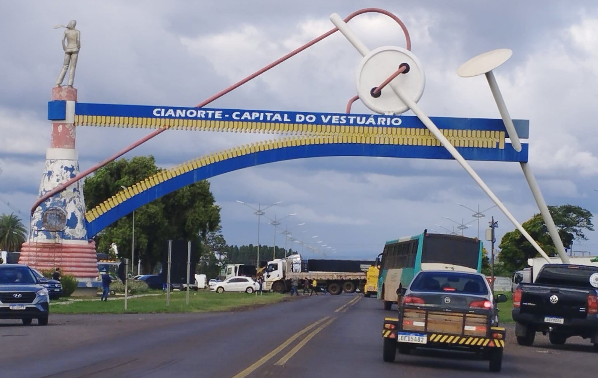 Caminhoneiros bloqueiam rodovias por todo país