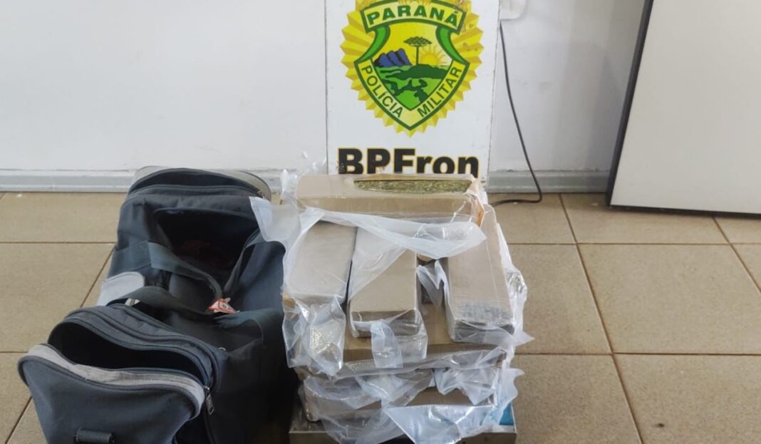 Batalhão da Polícia da Fronteira apreende drogas em ônibus.