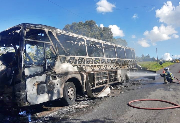 Ônibus pega fogo em rodovia