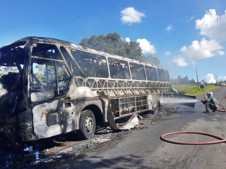 Ônibus pega fogo em rodovia