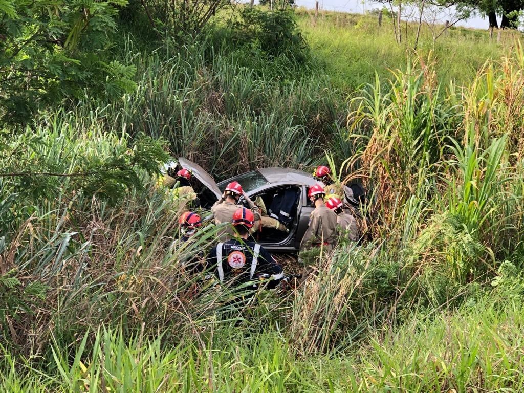 Cabo do Corpo de Bombeiros capota veículo