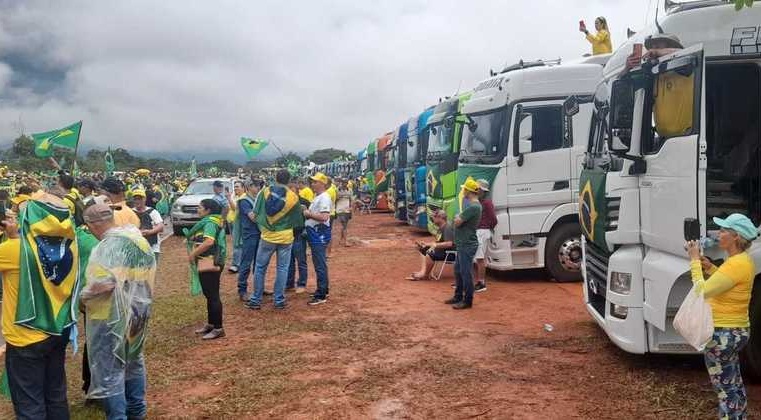 PM faz operação para desmontar acampamento de manifestantes no QG do Exército, em Brasília