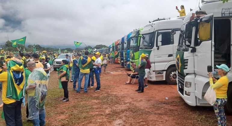 PM faz operação para desmontar acampamento de manifestantes no QG do Exército, em Brasília