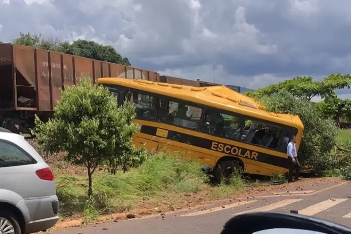 Alunos da Apae morrem após locomotiva colidir contra ônibus escolar