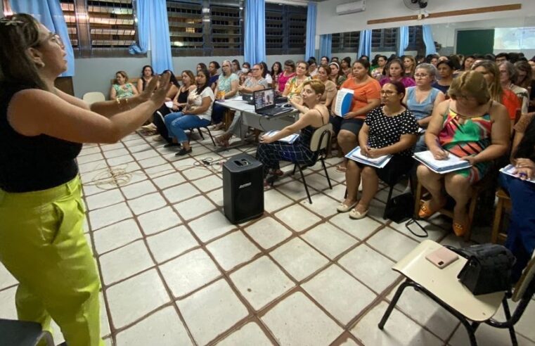 Prefeitura de Cruzeiro do Oeste realiza formação de professores e de apoio educacional