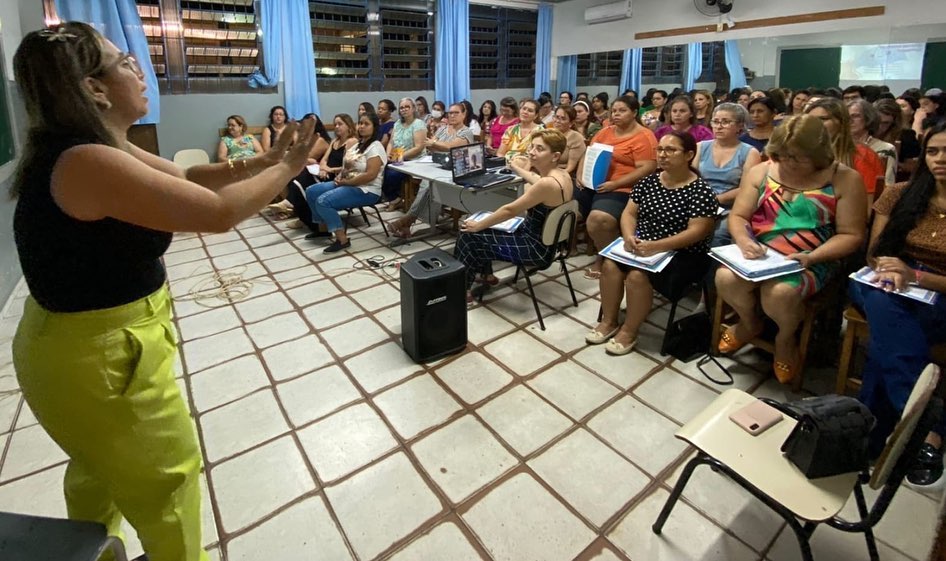 Prefeitura de Cruzeiro do Oeste realiza formação de professores e de apoio educacional