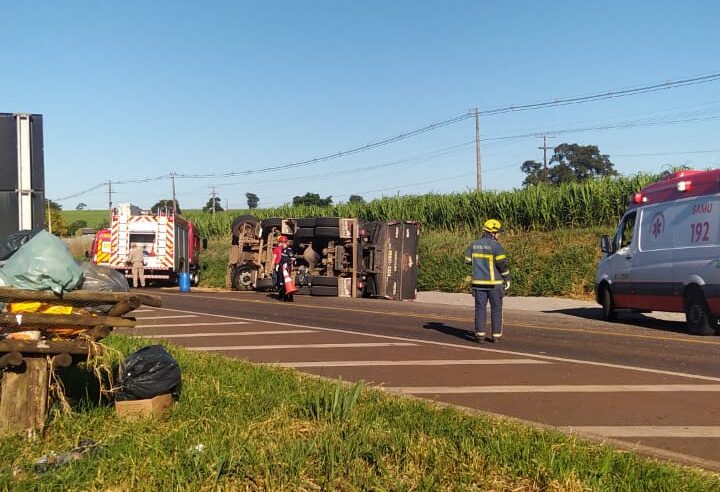 Caminhão tomba na PR-323