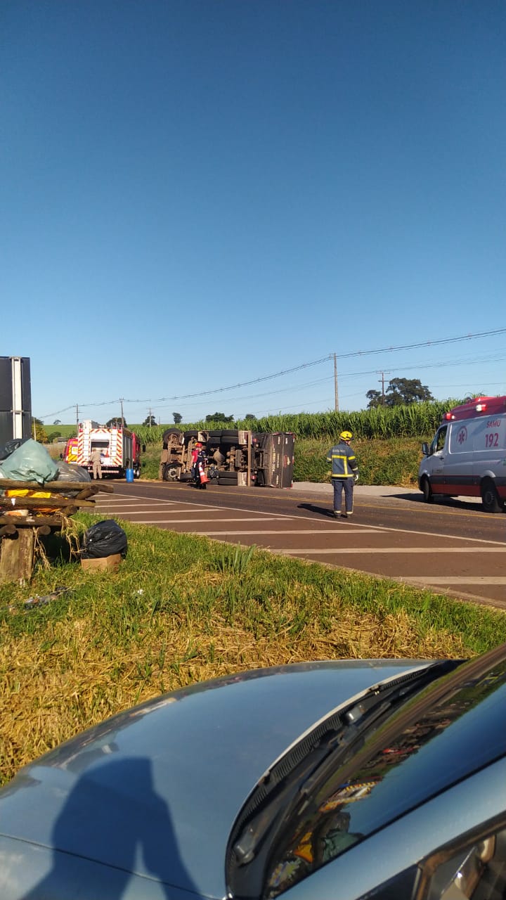 Caminhão tomba na PR-323