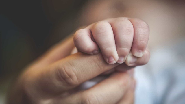 Bebê de 1 ano resgatado com vida após ficar preso em carro