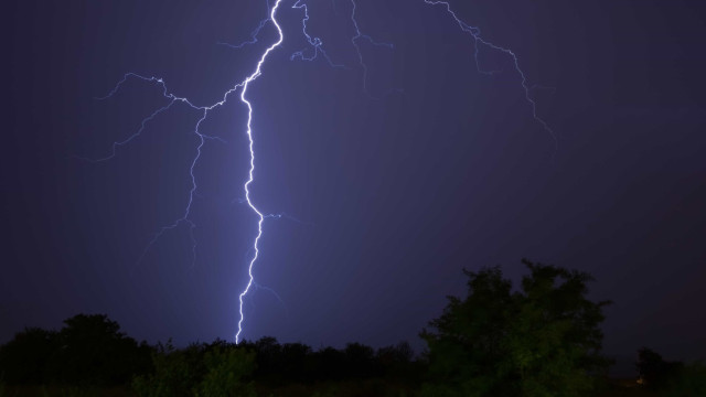 Jovem se abriga da chuva e morre eletrocutado no Paraná, dizem testemunhas