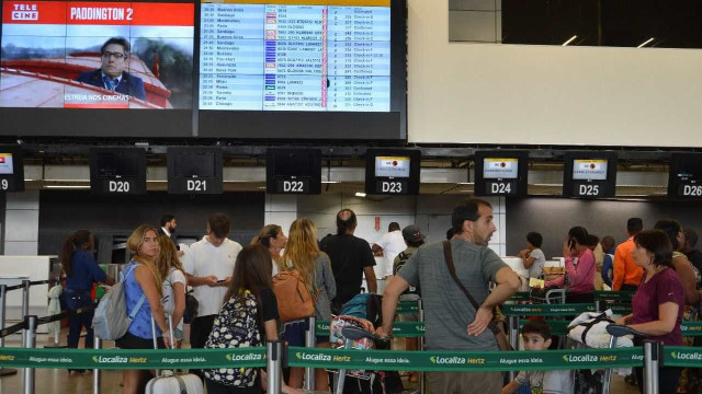 Funcionários não poderão usar celular em duas áreas do aeroporto de Guarulhos