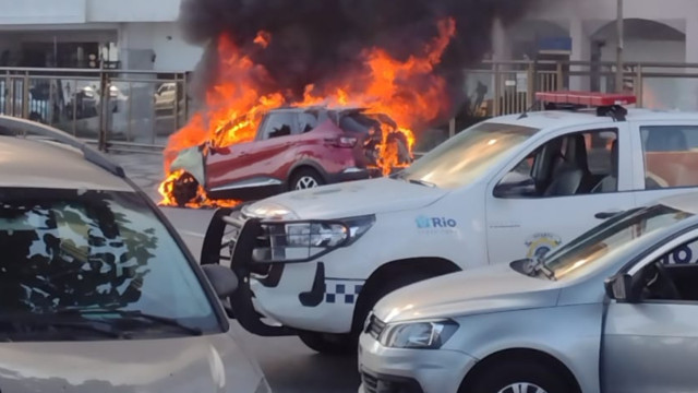 RJ: Carro pega fogo e assusta banhistas e moradores de Ipanema