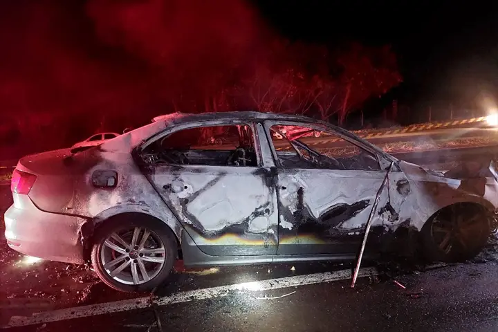 Carro bate na traseira de caminhão e condutor morre carbonizado na PR-317 