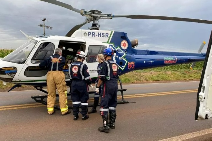 Helicóptero do Samu atende grave acidente com 9 vítimas em trevo da PR-323