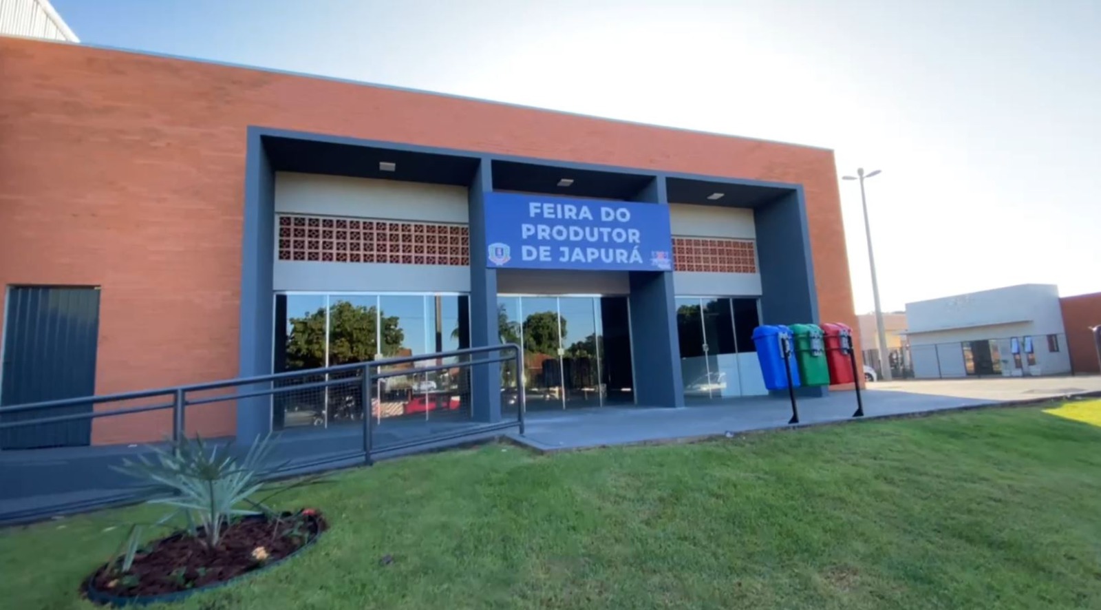 JAPURÁ INAUGURA A REFORMA DO PAVILHÃO COMERCIAL DA FEIRA DO PRODUTOR RURAL.