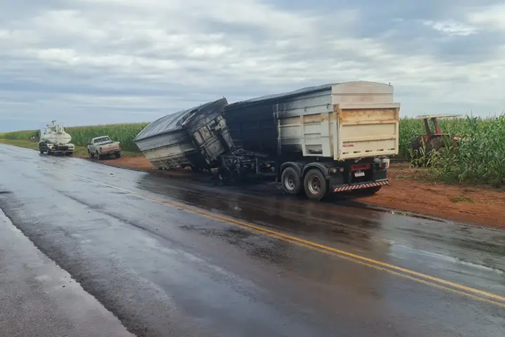 Caminhão que trafegava na PR-486 tem semirreboques incendiado