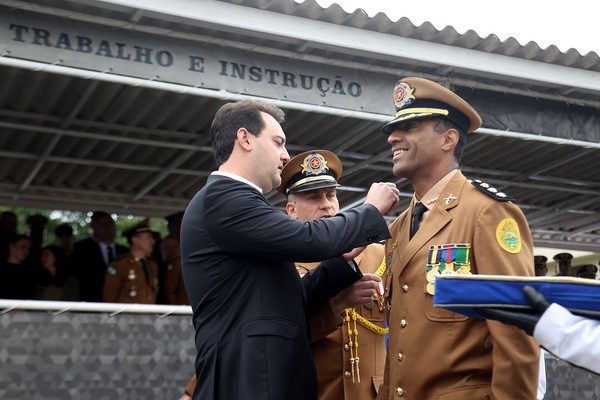 Ratinho Junior anuncia substituição de Sérgio Almir Teixeira como comandante da PMPR