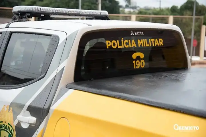 Homem leva pedrada na cabeça e carro bate em duas casas em Goioerê