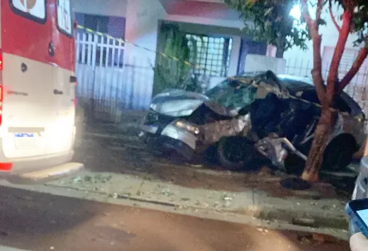 Condutor ficou em estado grave após colidir seu veículo contra uma árvore na cidade de Cruzeiro do Oeste