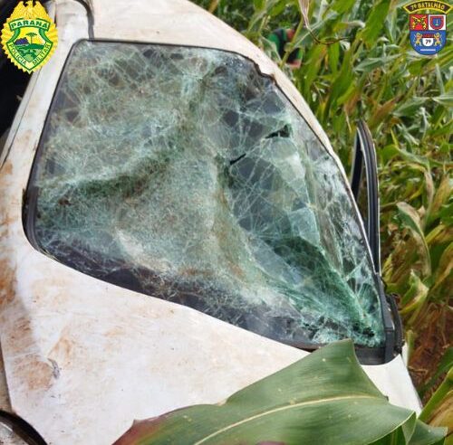 Após acidente, carro com alerta de furto é abandonado em milharal na região de Goioerê