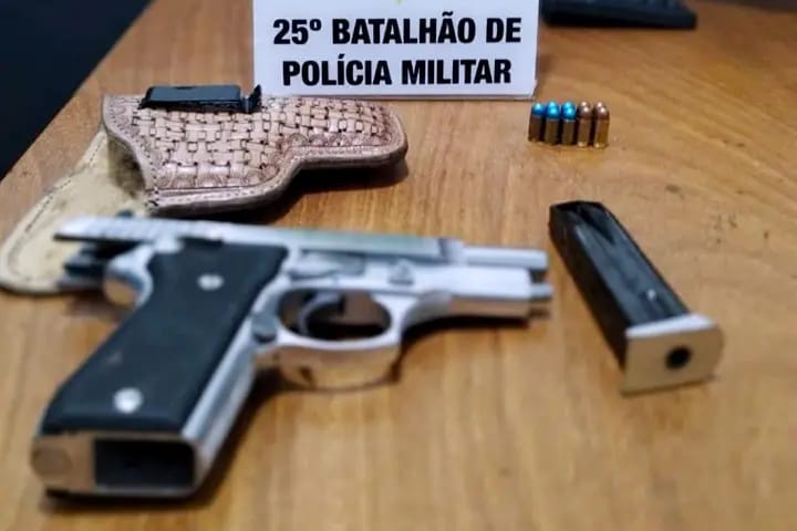 A Polícia Militar de Umuarama divulgou informações detalhadas sobre um incidente de tentativa de homicídio que resultou na prisão de um suspeito. O evento ocorreu na tarde de quarta-feira (20) no trecho urbano da rodovia PR-323