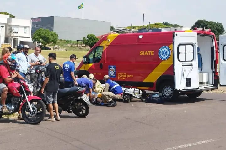 Mulher Possivelmente com Fratura no Joelho Após Colisão entre Honda Biz e Chevrolet Vectra em Umuarama