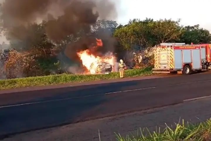 Acidente na PR-323: Carro Capota, Pega Fogo e Condutor Embriagado é Hospitalizado em Umuarama