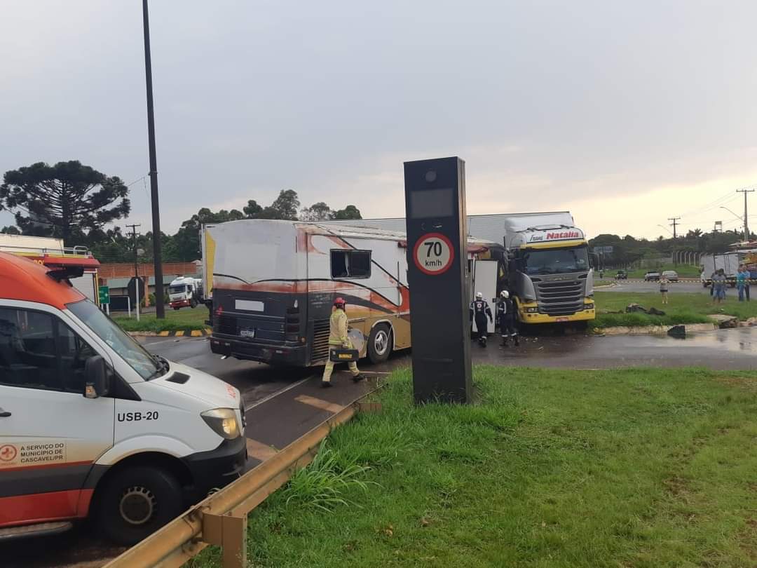 Colisão entre Carreta e Motorhome no Trevo da Portal na BR-277, Cascavel, PR